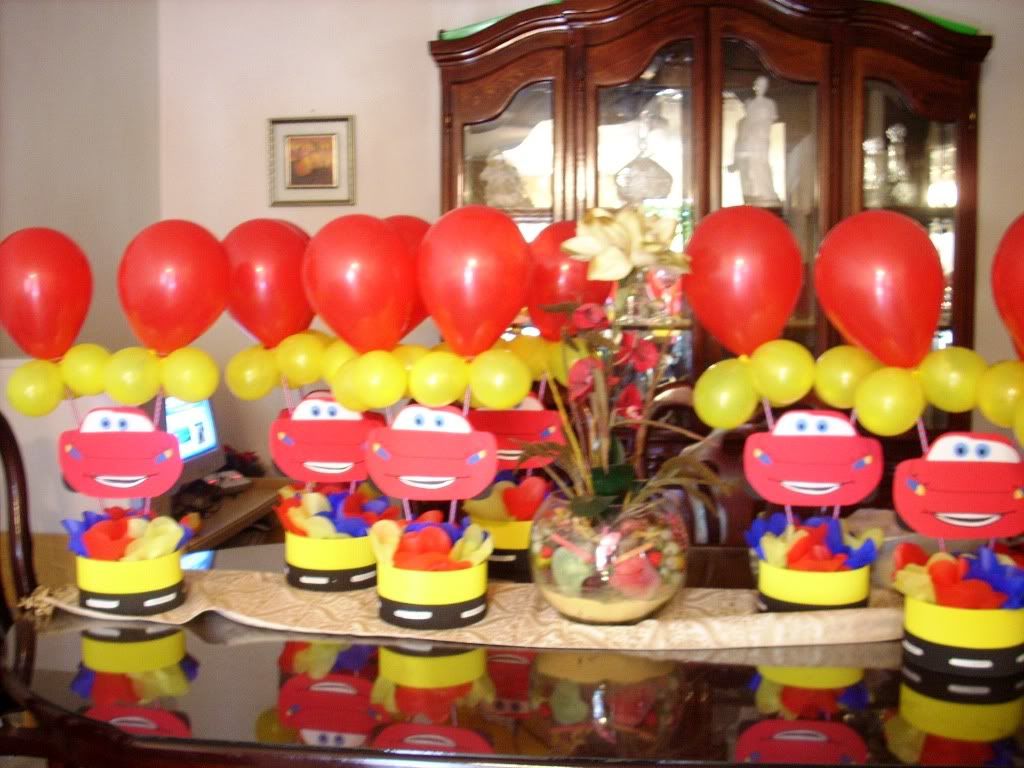 Si de aqui no sacas una idea para decorar la mesa de tu torta de donde ...