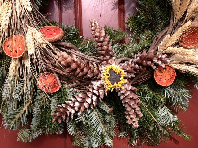 love this detail. the long pine cones and dried sunflower make a star