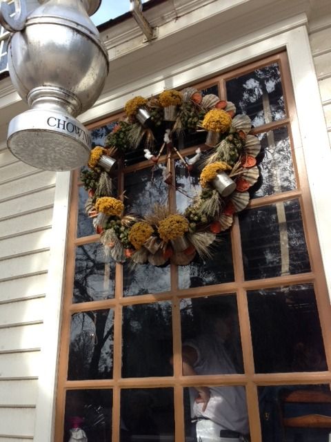 Chownings, every Christmas Colonial Williamsburg "puts on the green" and they decorate. Often different shops and houses will add a theme to their decorating. This is Chowning's tavern. If you look closely you'll see shells, and beer tankards, and pipes