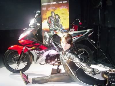 Honda Blade model Honda Blade siap beradu pedang dengan Yamaha Jupiter Z. Sama-sama menggendong mesin 110 cc.