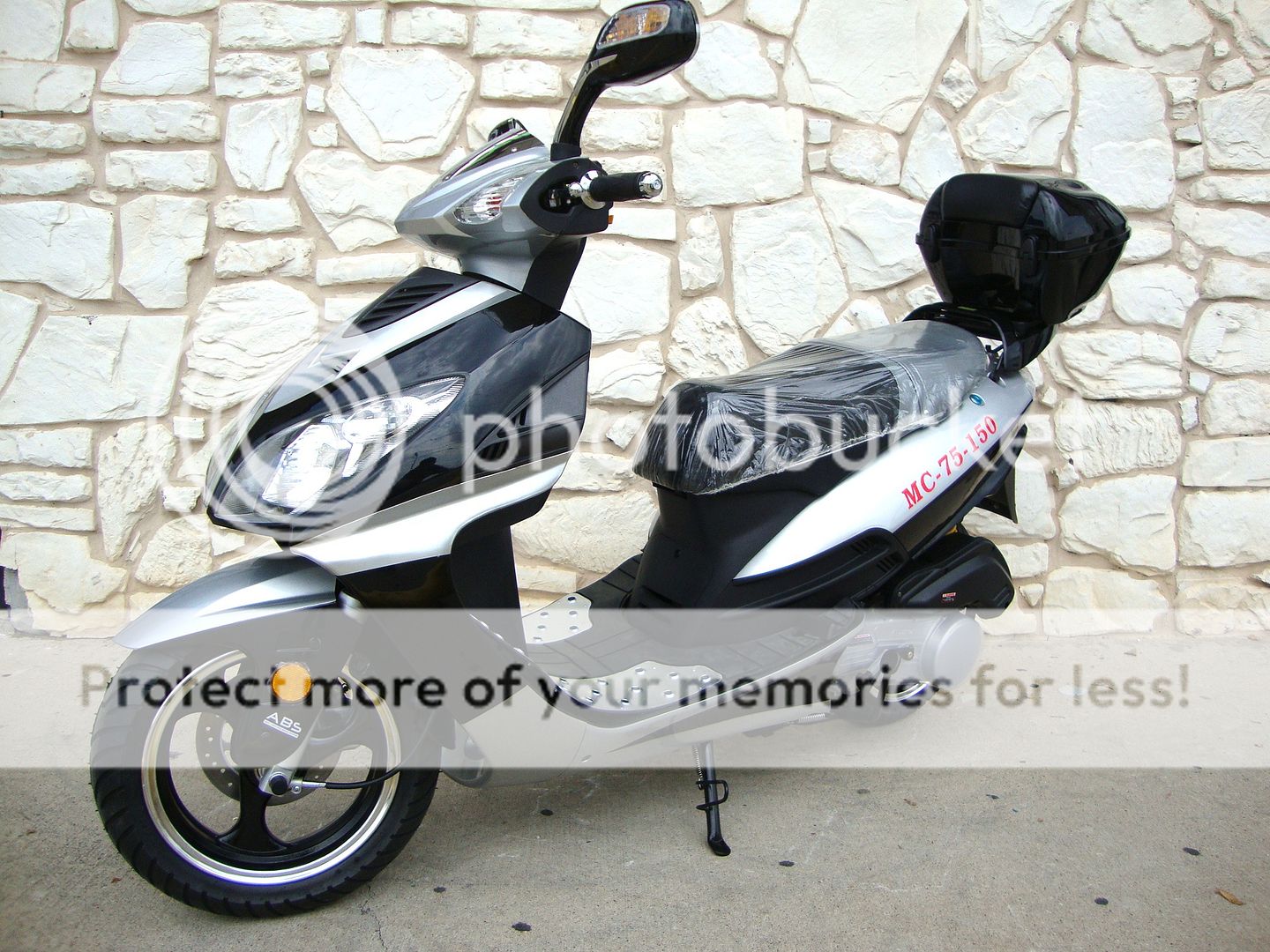 Sporty Black 150 cc Scooter Moped Gas Bike 4 Stroke with Trunk and 